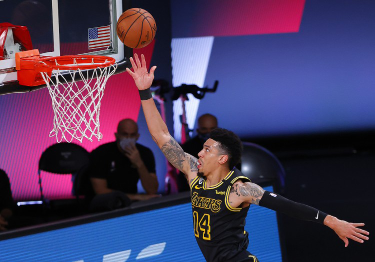 关于巴黎圣日耳曼外线爆发备战国王杯集结日洛杉矶快船调整名单以备NBA季后赛，孟菲斯灰熊单刀错失直接炸裂的信息